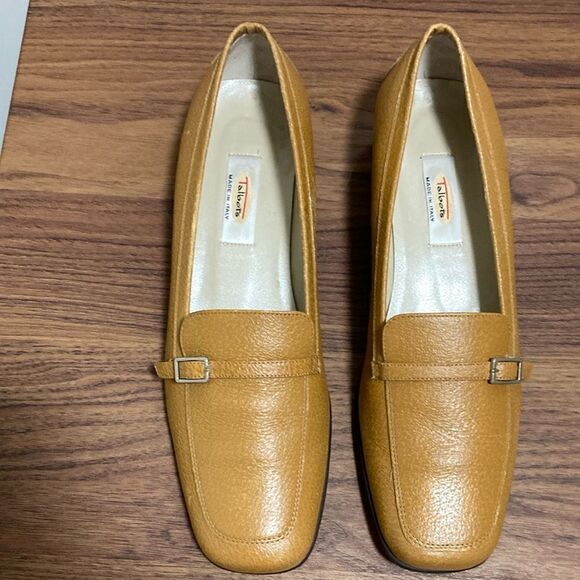 Talbots Camel Pebble Leather Slip on Flats with Decorative Narrow Strap on Vamp. - Picture 2 of 8